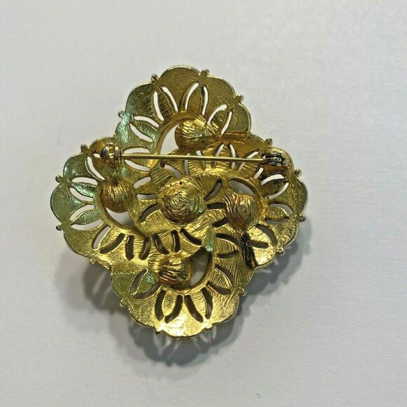 Gold & faux pearl brooch Celtic knot theme pin - Picture 3 of 4